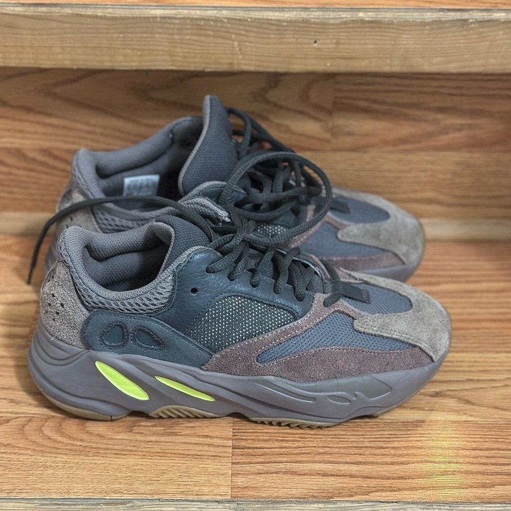 Yeezy Boost 70 Mauve Men’s Size 6 Sneakers